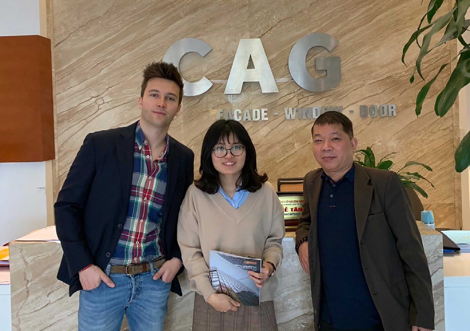 The Vice President of Turomas, Álvaro Tomás, with Michele Minh, CEO of Eurotechcorp, Turomas distributor in Vietnam. At the center, purchasing manager of the company CAG, one of the leading glass processors in the country.