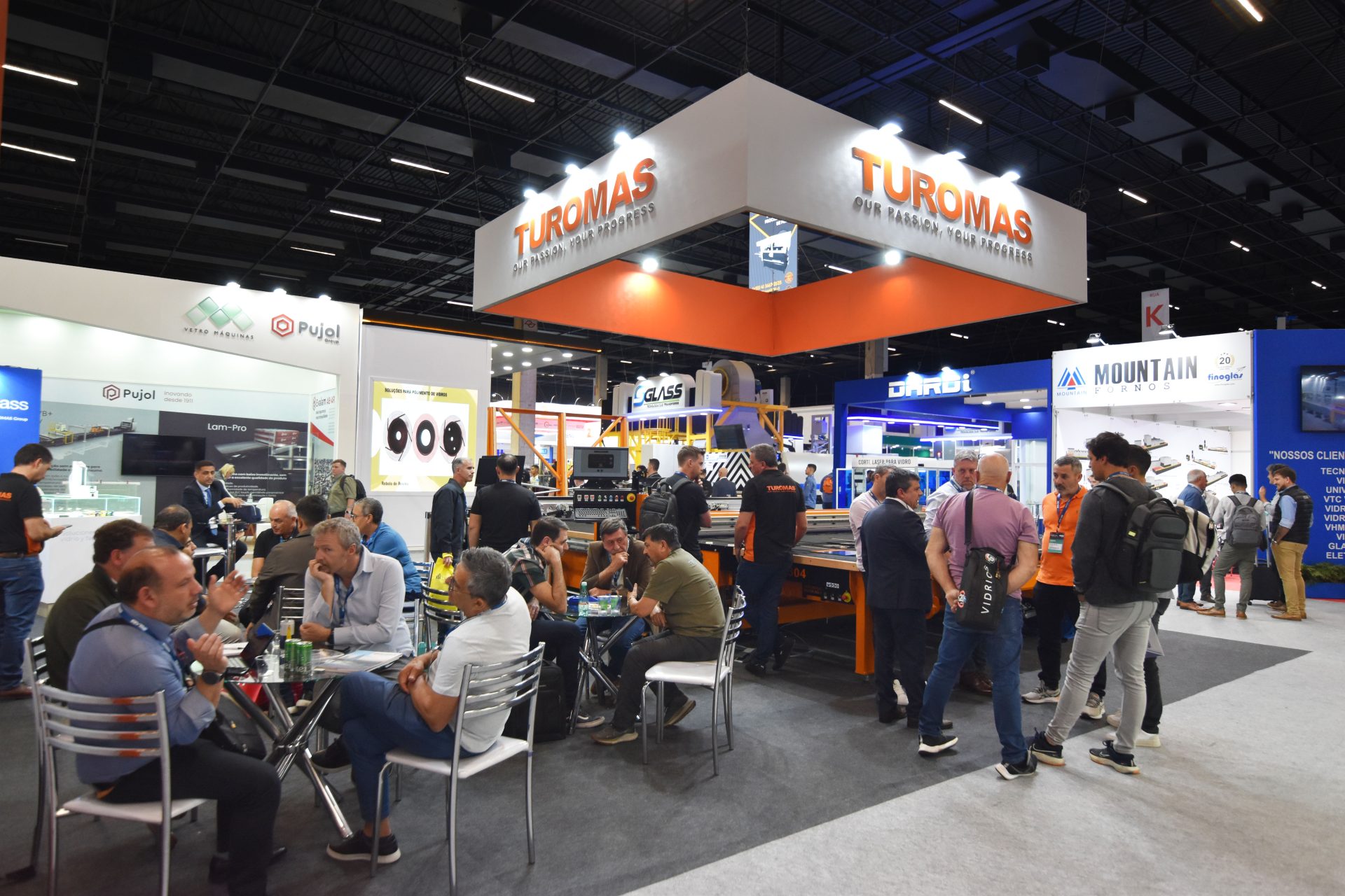 Stand TUROMAS feria Glass South America en Brasil, junto a visitantes y clientes.