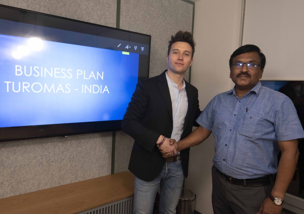 The Vice President of Turomas, Álvaro Tomás, together with Sajeev M. Poovadan, CEO of Thorngate Sales Cop., Turomas distributor in the Indian market.